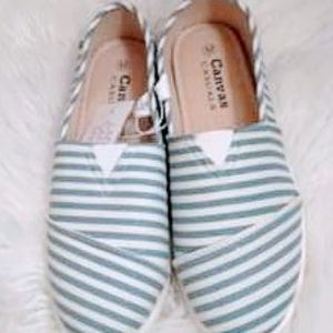 Size Medium NWT shoe's/boat type shoes!